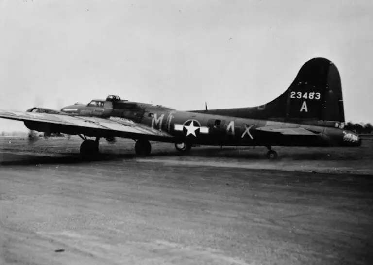 WWII ghost B-17 Landed with no-one on board - Jets ’n’ Props