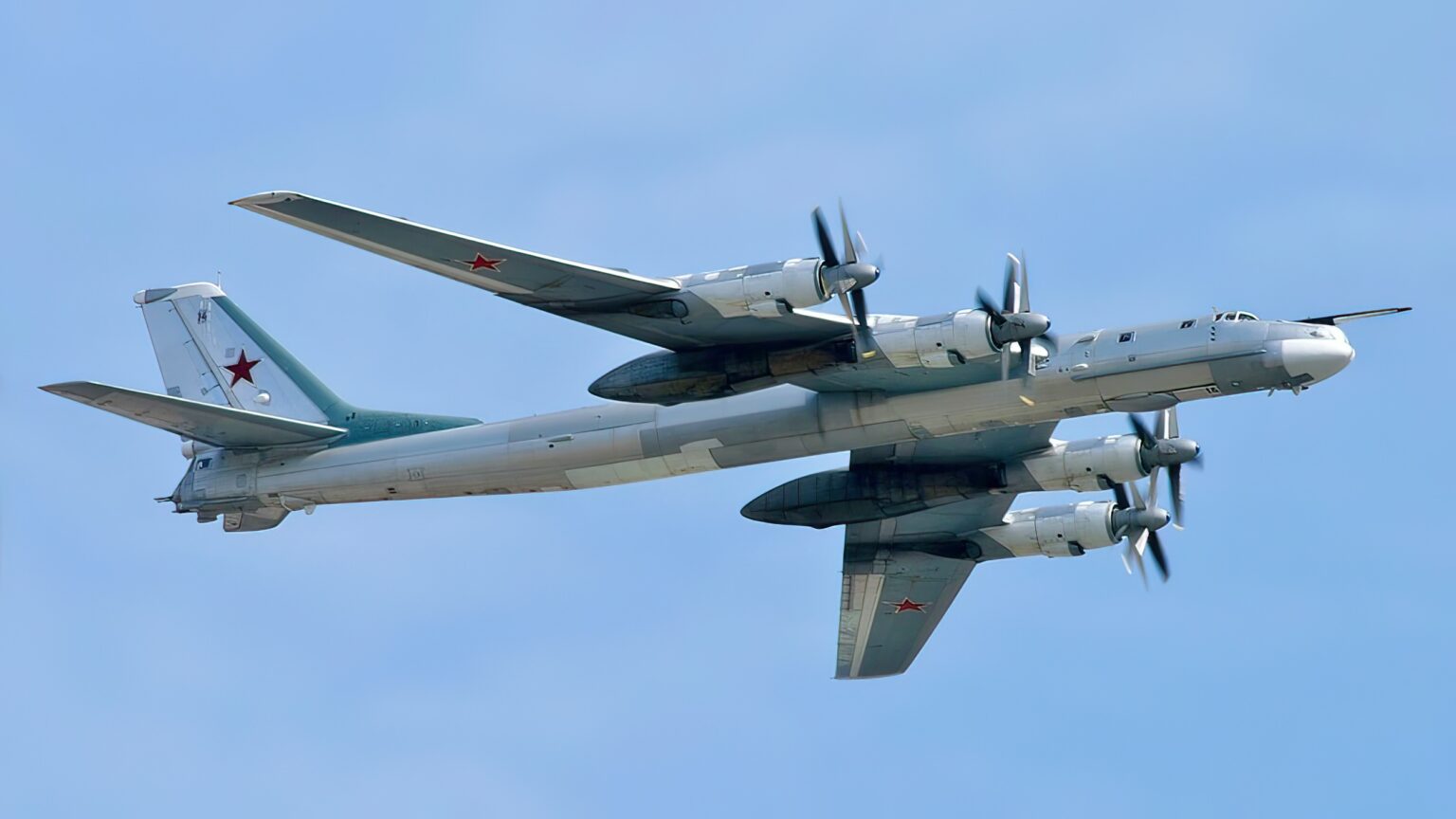 Battle of the Giants: B-52 vs Tu-95 - Jets ’n’ Props