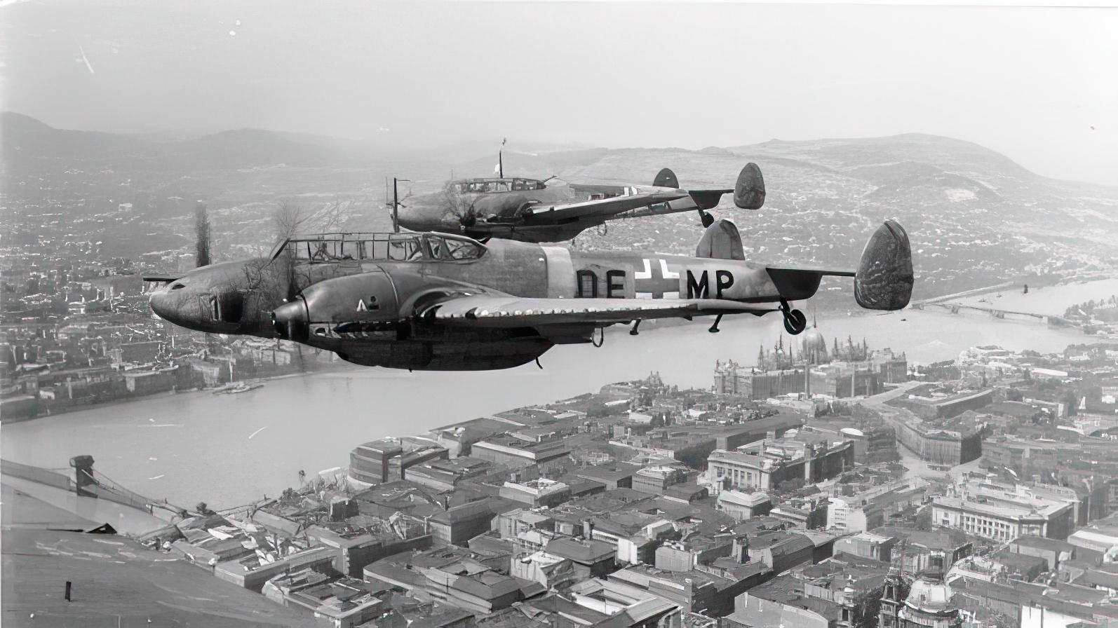 Bf 110 im Flug über Budapest, 1944