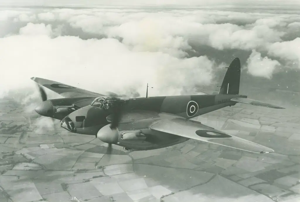 De Havilland Mosquito and P-38 Lightning: A Deceptive Similarity - Jets ...