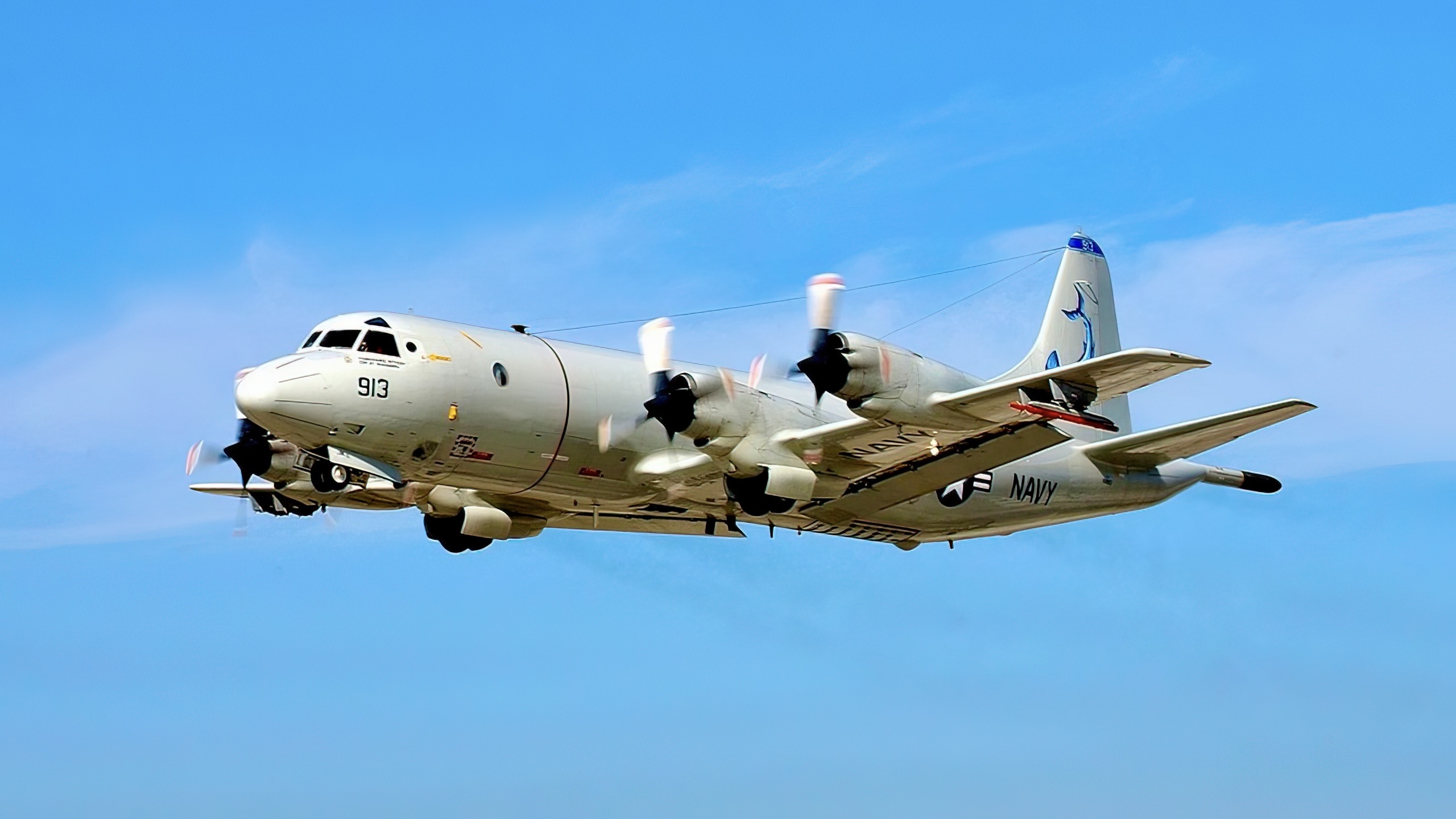 Um P-3C "Orion" designado para os "Fighting Marlins" do Esquadrão de Patrulha 40 (VP-40) decola em uma missão de treinamento de rotina