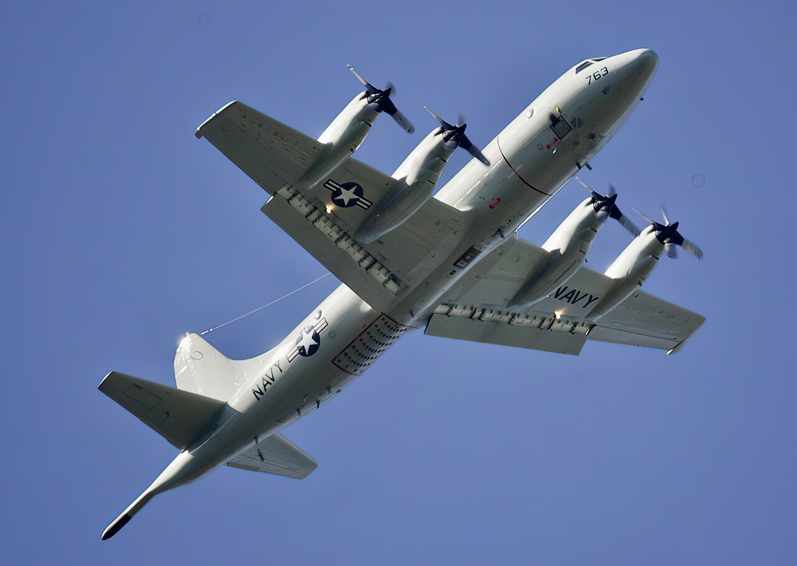 Uma vista inferior de um avião caçador de submarinos P-3C "Orion" em voo