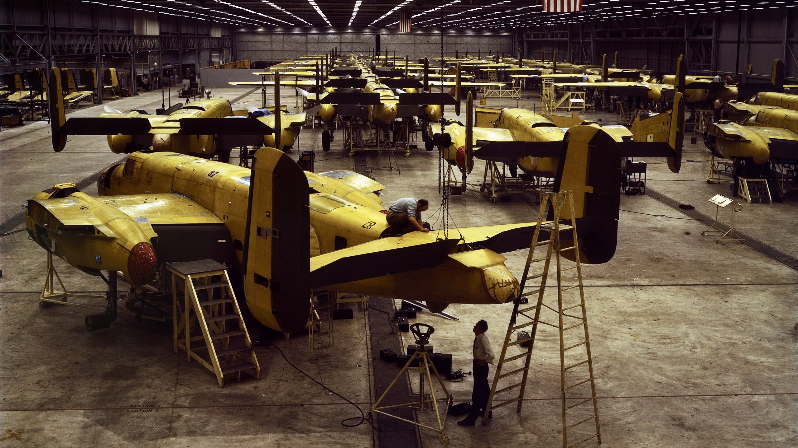 Assembling the North American B-25 Mitchell at Kansas City, Kansas (USA) 1942